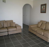 Fabulous location - Ground Floor Waterfront Unit Clearview Apartments - Accommodation Australia