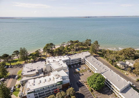 FAMILY ISLAND GETAWAY - BEACHFRONT APARTMENT - Accommodation Australia 0