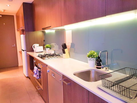 FITZROY FANTASTIC 1BR APT With FREE WINE, NETFLIX, WIFI, Close To TRAMS, COLES - Accommodation Australia 2
