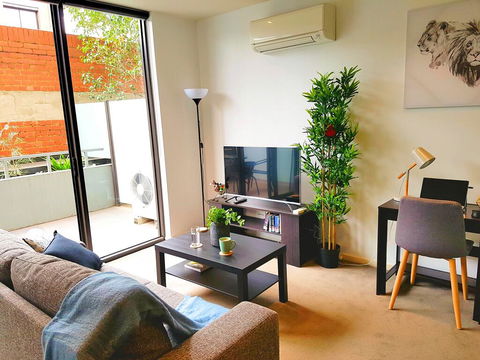 FITZROY FANTASTIC 1BR APT With FREE WINE, NETFLIX, WIFI, Close To TRAMS, COLES - Accommodation Australia 0