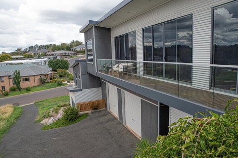 Five Bed, Five Bath, Five Star View - 2 Mins To CBD - Wentworth Estate - Accommodation Australia 3