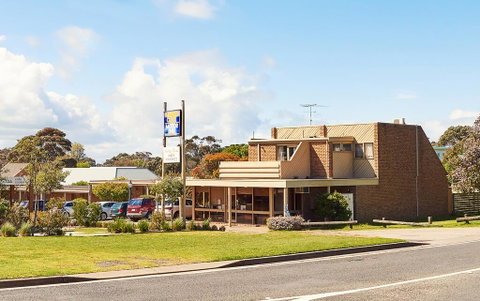 Flinders Cove Motel - Bed n Breakfasts 1