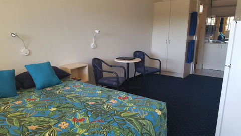 Fourth Ave Motor Inn - Bed n Breakfasts 3