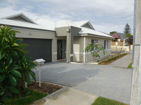 Frangipani Villa Innaloo - Accommodation Australia 2