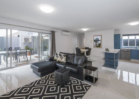FV4006 Apartments - Accommodation Australia 0