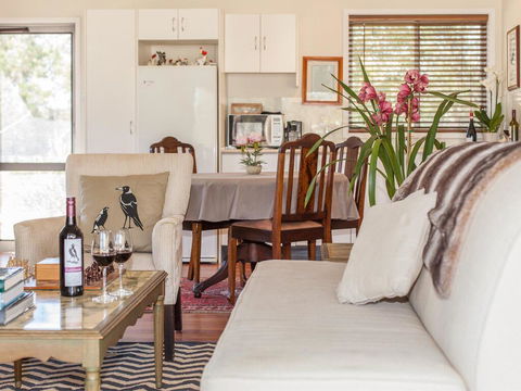 Gartelmann Studio @ Gartelmanns Wines Walk To The Deck Cafe + Wine Tasting - Accommodation Australia 3