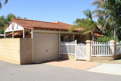 Geraldton Luxury Retreat 2 - Accommodation Australia 0