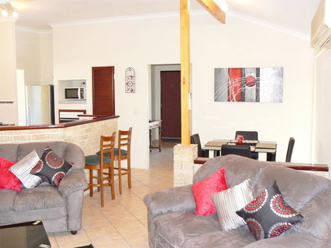Geraldton Luxury Retreat 2 - Accommodation Australia 1