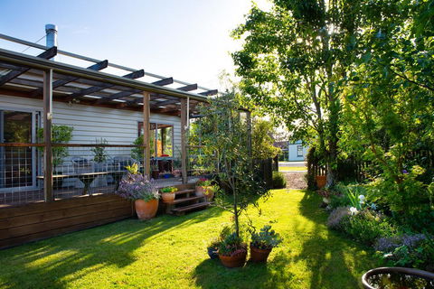 Giraffe Manor - Australia Shopping 3