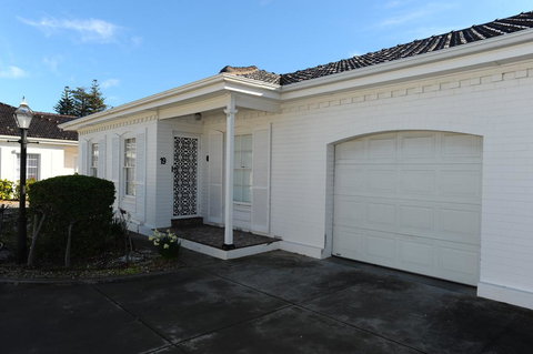 Glenelg Holiday Apartments-Colonial Square - Australia Shopping 0