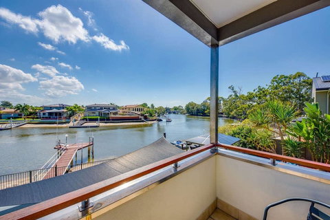 Gold Coast Stunning Waterfront Holiday Retreat - Bed n Breakfasts 1