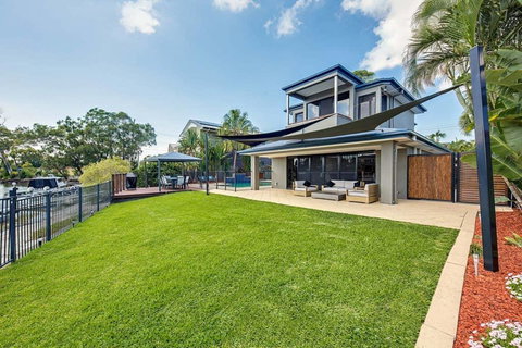 Gold Coast Stunning Waterfront Holiday Retreat - Bed n Breakfasts 2