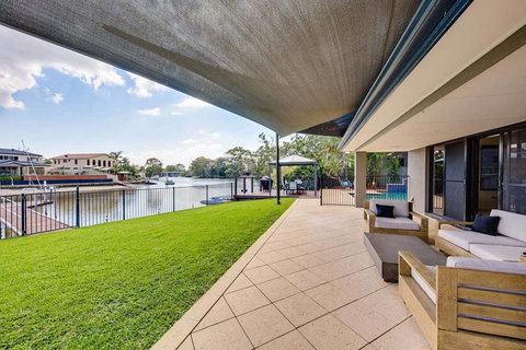 Gold Coast Stunning Waterfront Holiday Retreat - Bed n Breakfasts 3