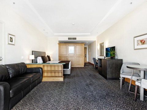 Gold Tower 2 Bed In Oaks Surfers Paradise - Australia Shopping 2