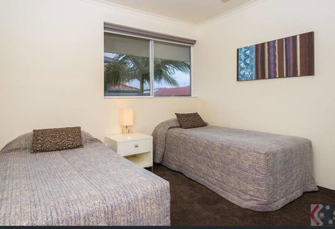 Gorgeous 4 Bed Beachside Apartment - Diamond Beach Resort - Australia Shopping 3