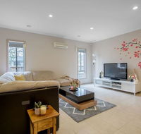 Gorgeous 4BR home in Point Cook - Local Tourism