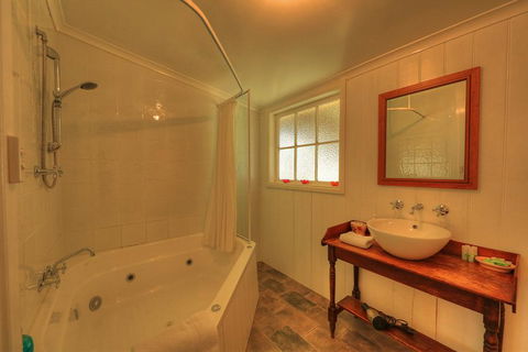 Grace's Spa Cottage - Accommodation Australia 3