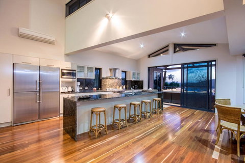 GRAND LUXURY MANSION WITH POOL, 2 BUGGIES AND FABULOUS OCEAN VIEWS - Australia Shopping 3