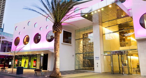 H Ocean View In Surfers Paradise - Bed n Breakfasts 1