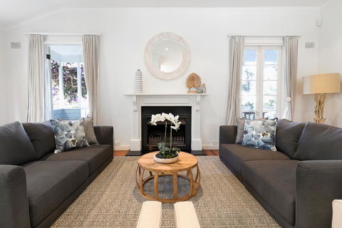 Hamptons Style Family Home 5 Minutes From Beach - Local Tourism 0