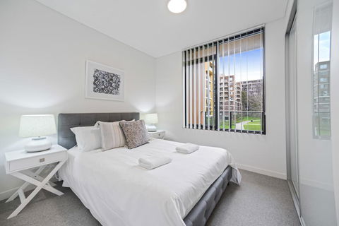 HomeHotel Walking Distance To Train And Westfield. - Accommodation Australia 2