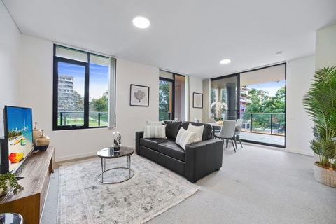 HomeHotel Walking Distance To Train And Westfield. - Accommodation Australia 0