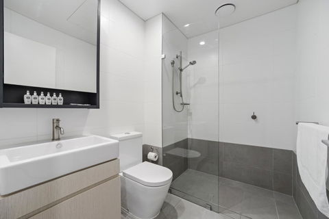 HomeHotel Walking Distance To Train And Westfield. - Accommodation Australia 3