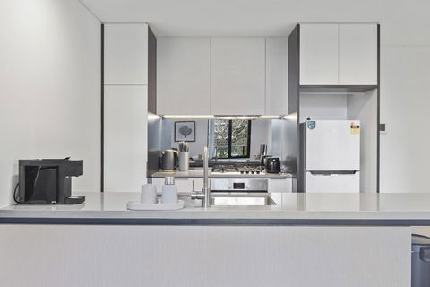 HomeHotel Walking Distance To Train And Westfield. - Accommodation Australia 1