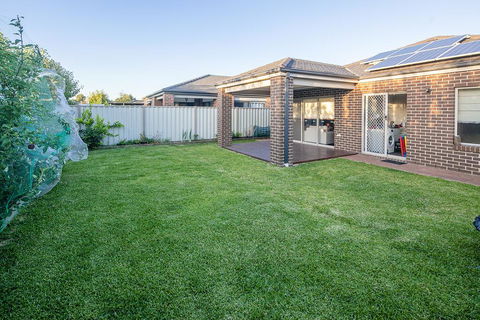 Homely Getaways In Central Pakenham - Pet Friendly - Accommodation Australia 0