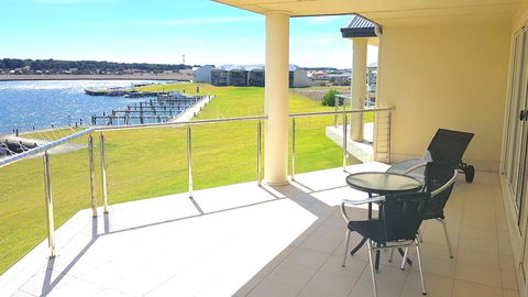 Island Waterfront Getaway - WiFi - Accommodation Australia 0