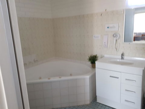 Jillaroo Motor Inn - Accommodation Australia 3