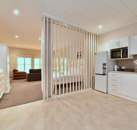 King I - you can honestly walk to Bimbadgen and Hope Estate concerts - Accommodation Australia