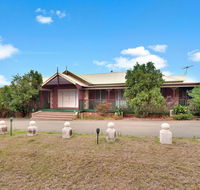 King Retreat Estate - you can honestly walk to Bimbadgen and Hope Estate concerts - Accommodation Australia
