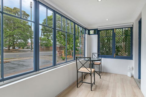 KOZYGURU ARNCLIFFE SYDNEY AIRPORT RENOVATED COTTAGE 3 BED HOUSE NAR232 - Accommodation Australia 2