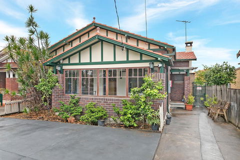 KOZYGURU ARNCLIFFE SYDNEY AIRPORT RENOVATED COTTAGE 3 BED HOUSE NAR232 - Accommodation Australia 3