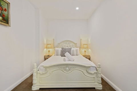 KOZYGURU Belrose Modern Designer 2 Bed + FREE Parking - Accommodation Australia 2