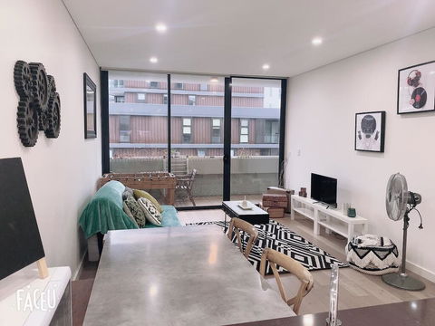 KOZYGURU WATERLOO KOZY 2 BED APT 10MIN TO CBD NWA005-2402 - Accommodation Australia 0