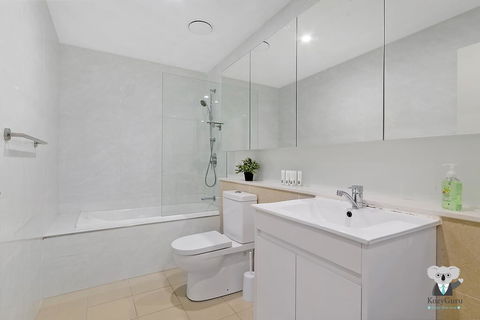 KOZYGURU WOLLI CREEK KOZY 3 BED APT + FREE PARKING NWC009 - Accommodation Australia 1