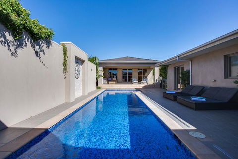 Kraimorie Large Family Beach House With Pool, Superb Water Views, Pool, And Games Room - Accommodation Australia 1