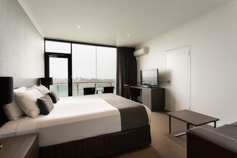 Lakes Hotel - Accommodation Australia 3