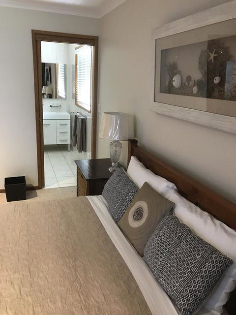 Lakeside Chalet & Studio - Accommodation Australia 3