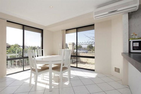 Lakeside Fun House Near The Swan Valley - Accommodation Australia 0