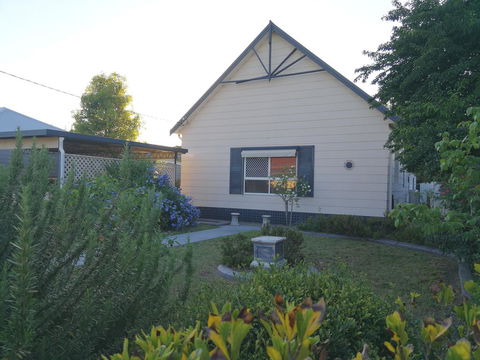 Large 6-Bedroom House With Wifi & Netflix Close To Singleton CBD Hunter Valley - Accommodation Australia 0