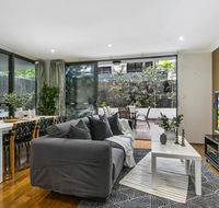 Large unit amid inner-city greenery close to CBD - Accommodation Australia