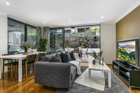 Large Unit Amid Inner-city Greenery Close To CBD - Accommodation Australia 0