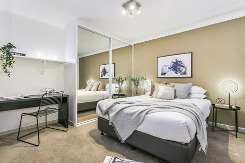 Large Unit Amid Inner-city Greenery Close To CBD - Accommodation Australia 2