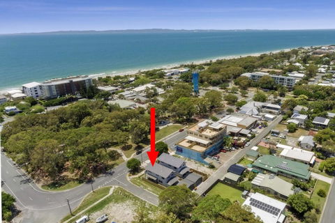 LAVISH BEACH HOUSE ON THE SURF SIDE! - Accommodation Australia 0