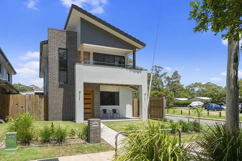 LAVISH BEACH HOUSE ON THE SURF SIDE! - Accommodation Australia 1