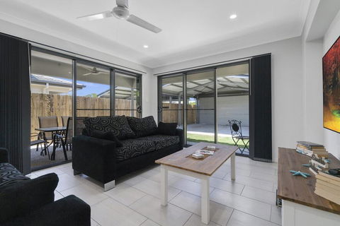 LAVISH BEACH HOUSE ON THE SURF SIDE! - Accommodation Australia 2