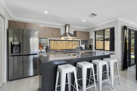 LAVISH BEACH HOUSE ON THE SURF SIDE! - Accommodation Australia 3